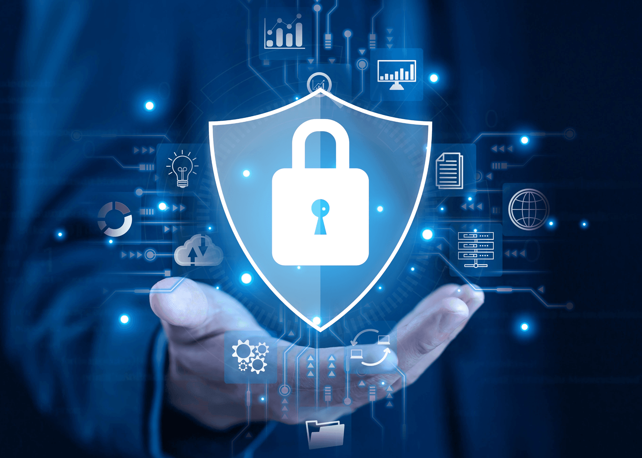 Adatbiztonságot szimbolizáló pajzs és lakat egy tenyér felett.